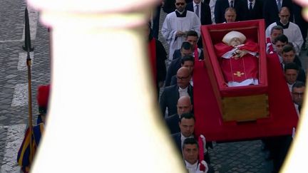 Mort du pape François : des milliers de fidèles réunis pour assister à l'entrée du cercueil dans la basilique (France 2)