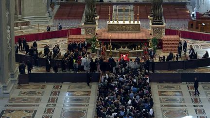 Mort du pape François : l'adieu des fidèles au souverain pontife dans la basilique Saint-Pierre (France 2)