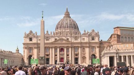Mort du pape François : les fidèles réunis à Rome confient leur émotion (France 2)