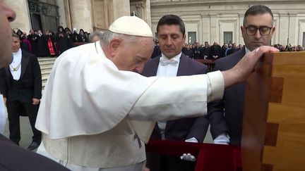 Mort du pape François : les préparatifs pour ses funérailles ont déjà commencé (France 2)