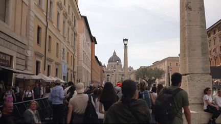 Les obsèques du pape François auront lieu le matin du samedi 26 avril. Des centaines de milliers de fidèles seront là. Pour eux, trouver un logement à Rome tourne au casse-tête, d’autant plus que la ville est en état de siège et vu le nombre de personnalités qui seront présentes. (France 2)