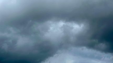 Nuages gris dans le ciel (illustration). (Guy ETIENNE)
