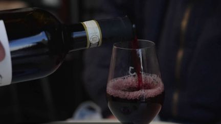 Les polluants éternels ne se dégradent pas dans la nature. Présents dans l'eau, ils le sont aussi dans le vin. C'est ce que dit une étude réalisée par des associations environnementales. Y a-t-il des risques pour la santé ? (France 2)