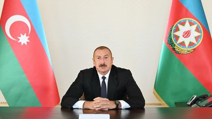 Le président azerbaïdjanais, Ilhan Aliev, lors d'une allocation à la nation enregistrée à Bakou, le 27 septembre 2020. (AZERBAIJANI PRESIDENCY / ANADOLU AGENCY / AFP)