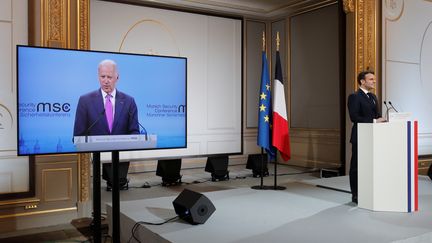 Les présidents américain et français Joe Biden et Emmanuel Macron lors d'une visioconférence, à l'Elysée à Paris (France) le 19 février 2021 (BENOIT TESSIER / POOL / REUTERS POOL)