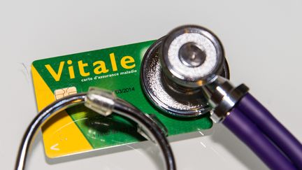 Un stéthoscope et une carte vitale. Photo d'illustration (RICCARDO MILANI / HANS LUCAS / AFP)