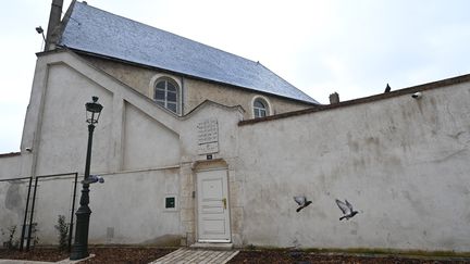 L'entrée d'une synagogue à Orléans, au lendemain de l'agression contre le rabbin d'Orléans qui a eu lieu le 22 mars 2025. (JEAN-FRANCOIS MONIER / AFP)