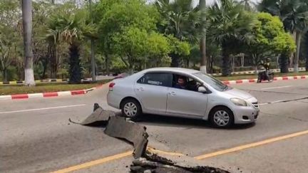 L'épicentre du séisme qui a eu lieu en Asie vendredi 28 mars 2025 se situe en Birmanie. La situation y est particulièrement critique. Le pays a lancé un appel à l’aide international en raison de la catastrophe d’une grande ampleur. (France 2)