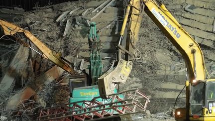 À Bangkok, une tour de trente étages en construction a été détruite dans le séisme qui a touché l'Asie du Sud-Est, vendredi 28 mars. Les recherches sont toujours en cours pour secourir les survivants. (France 2)