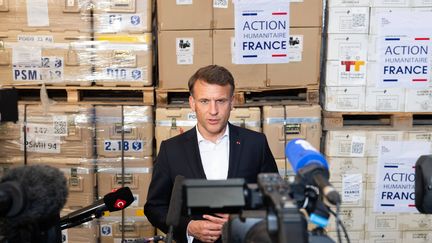 Le président français Emmanuel Macron dans un entrepôt humanitaire à al-Arish (Egypte), près de la frontière de la bande de Gaza, le 8 avril 2024. (JEANNE ACCORSINI / SIPA)