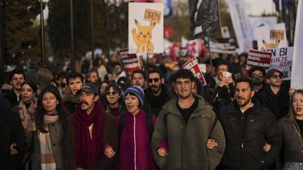 Des étudiants déflient à Istanbul (Turquie), le 8 avril 2025, en solidarité avec leurs camarades arrêtés lors des manifestations qui ont suivi l'arrestation du maire Ekrem Imamoglu. (FRANCISCO SECO / AP / SIPA)