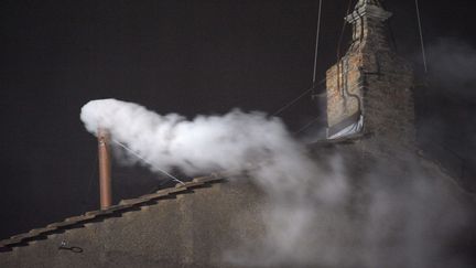 La fumée blanche s'échappant de la cheminée de la chapelle Sixtine (Vatican) pour annoncer la désignation du pape François, le 13 mars 2013. (STEFANO SPAZIANI / NEWSCOM / SIPA)