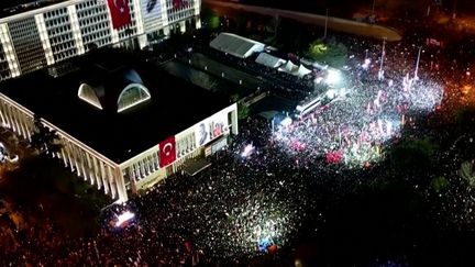 Turquie : des milliers de manifestants affichent leur soutien à l’opposant d’Erdogan (Franceinfo)