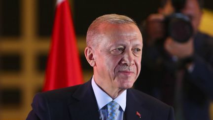 Le président truc, Recep Tayyip Erdogan, ne faiblit pas malgré les contestations qui secouent le pays, après l'arrestation de son principal opposant, Ekrem Imamoglu, maire d'Istanbul. Après 22 ans à la tête du pays, il entend bien garder le pouvoir. Portrait de ce chef d'État qui gère son pays d'une main de fer. (France 2)