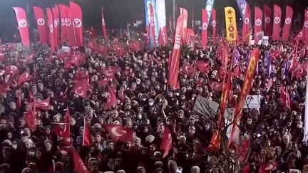 En Turquie, le maire d'Istanbul, principal opposant au chef d'État, Recep Tayyip Erdogan, doit être incarcéré, après son arrestation mercredi 19 mars pour corruption et terrorisme. Ses partisans ont défilé dans les rues pour exprimer leur opposition. (France 2)