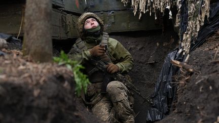 Un soldat ukrainien dans une tranchée, le 14 avril 2025 (DAVID ALLIGNON / MAXPPP)