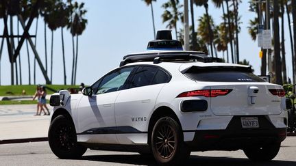 Un taxi autonome Jaguar Waymo roule le long de Venice Beach le 14 mars 2024 à Los Angeles, en Californie. (MARIO TAMA / GETTY IMAGES NORTH AMERICA)